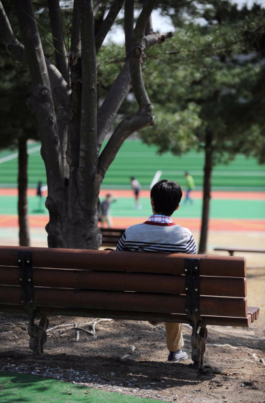 카이스트 학생들의 잇따른 자살로 파문이 일고 있는 가운데 한 학생이 대전 구성동 카이스트 교정 벤치에 앉아 생각에 잠겨 있다.  대전 이호정기자 hojeong@seoul.co.kr
