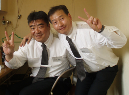 MK택시 연수를 함께 받던 일본인 기사와 포즈를 취한 정태성씨(오른쪽).