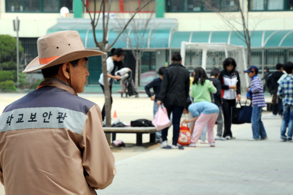 15일 서울 여의도의 한 초등학교에서 학교보안관이 학생들을 지켜보며 교내 순찰을 돌고 있다. 이호정기자 hojeong@seoul.co.kr
