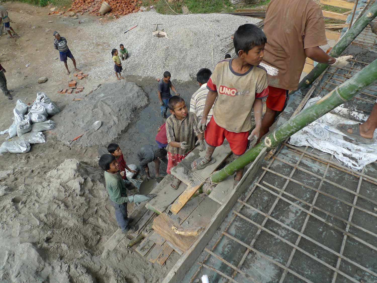 타르푸 마을 아이들이 현장에 나와 공사를 거들고 있다.