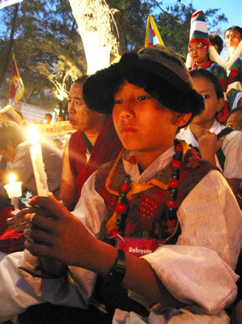 2004년 1월 인도 뭄바이에서 열린 세계사회포럼에 참가한 티베트인들이 티베트의 자유와 독립을 염원하는 촛불시위를 벌이고 있다. 다람살라를 비롯한 인도 각지에서 난민 생활을 하는 티베트인들은 고국의 현실을 알리기 위해 수백㎞를 걸어서 세계사회포럼에 참가했다. 서울신문 포토라이브러리