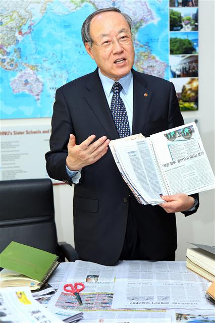 김형태 한남대 총장이 28일 자신이 만든 신문 스크랩을 들고 신문읽기의 중요성을 강조하고 있다.
