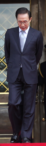 이명박 대통령이 28일 누리 알 말리키 이라크 총리를 영접하기 위해 청와대 본관을 나서고 있다. 김명국기자 daunso@seoul.co.kr 