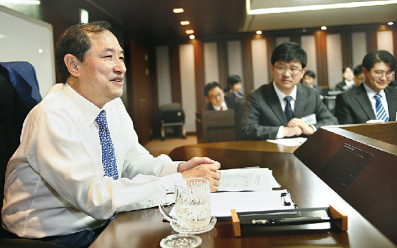 이상철(왼쪽) LG유플러스 부회장이 서울 남대문로5가 본사 회의실에서 회의를 주재하고 있다.  LG유플러스 제공