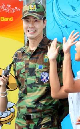 공군 군악대 병장으로 군 복무를 마친 배우 조인성이 4일 오전 경기도 평택시 오산 공군작전사령부에서 전역 후 팬들에게 인사를 하고 있다.<br>연합뉴스