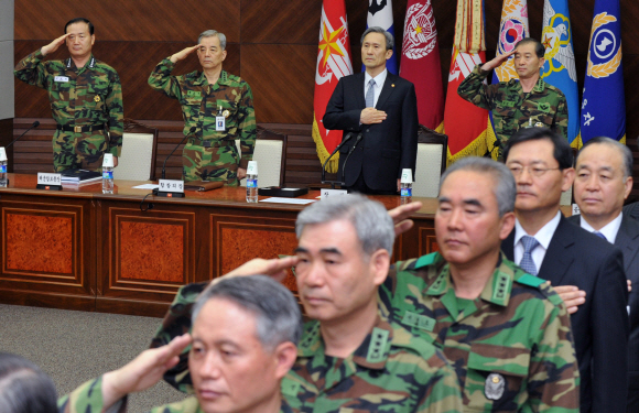 김관진(뒷줄 왼쪽 세번째) 국방부 장관이 6일 국방부에서 열린 전군지휘관회의에 참석해 지휘관들과 함께 국기에 대한 경례를 하고 있다. 손형준기자 boltagoo@seoul.co.kr 