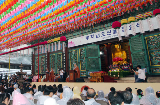 불기 2555년 부처님오신날인 10일 서울 종로구 견지동 조계사에서 법요식이 열리고 있다.  연합뉴스