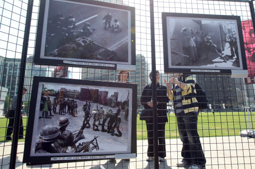 5.18 항쟁 31주년을 하루 앞둔 17일 오전 서울광장에서 5.18 기념 전시회가 열리고 있다.    연합뉴스