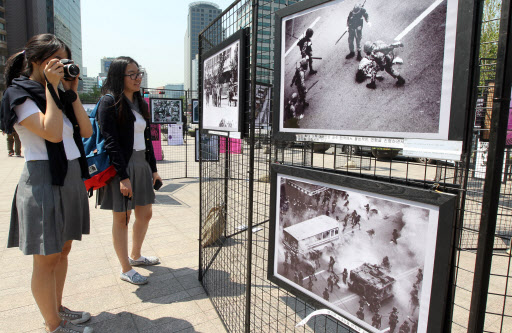 5.18 항쟁 31주년을 하루 앞둔 17일 오전 서울광장에서 5.18 기념 전시회가 열리고 있다. 연합뉴스