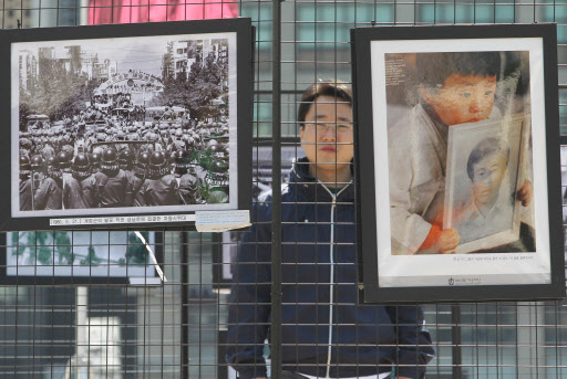 5.18 항쟁 31주년을 하루 앞둔 17일 오전 서울광장에서 5.18 기념 전시회가 열리고 있다. 연합뉴스