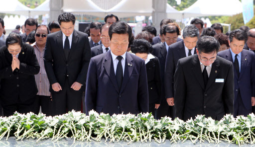 평화민주당 한화갑 대표가 5.18 광주민주화운동 31주년 기념식을 하루 앞둔 17일 오전 광주 북구 운정동 국립 5.18민주묘지를 찾아 오월 영령의 명복을 빌며 묵념하고 있다.  연합뉴스