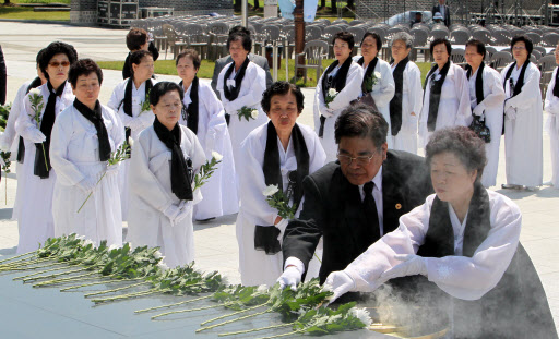 5.18 광주민주화운동 31주년 기념식을 하루 앞둔 17일 오전 광주 북구 운정동 국립 5.18민주묘지에서 열린 오월 추모제에서 오월 어머니들이 헌화하고 있다.  연합뉴스