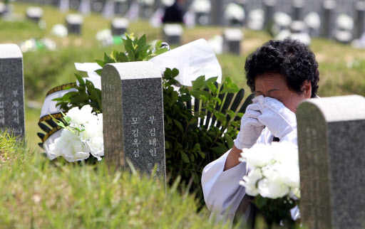 아들을 잃은 어머니의 슬픔은 세월이 흘러도 변함이 없다. 5.18 광주민주화운동 31주년 기념식을 하루 앞둔 17일 오전 광주 북구 운정동 국립 5.18민주묘지에서 한 오월 어머니가 오열하고 있다.  연합뉴스