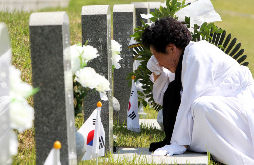 아들을 잃은 어머니의 슬픔은 세월이 흘러도 변함이 없다. 5.18 광주민주화운동 31주년 기념식을 하루 앞둔 17일 오전 광주 북구 운정동 국립 5.18민주묘지에서 한 오월 어머니가 오열하고 있다. 연합뉴스