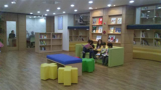 12년 만에 폐교에서 도서관으로 변신한 경기 파주의 금곡작은도서관에서 18일 아이들이 책을 보고 있다. 금곡작은도서관 제공 