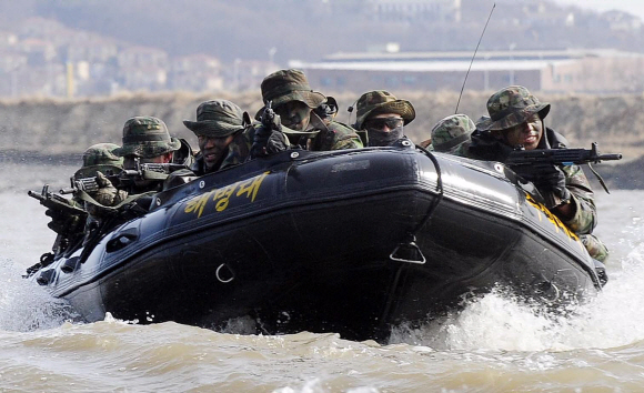 해병대 수색대대가 동계 설한지 훈련을 하고 있는 모습. 서울신문 포토라이브러리 