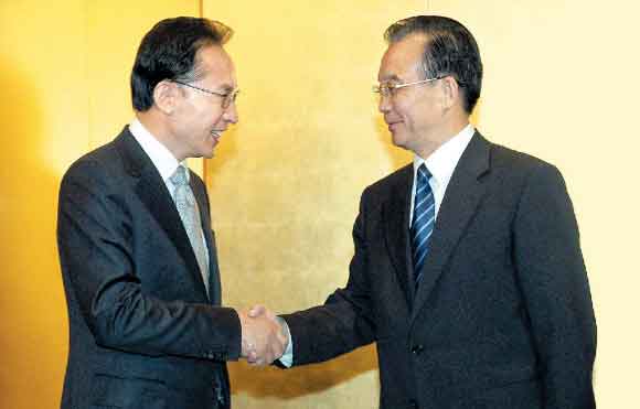 MB·원자바오 악수  이명박(왼쪽) 대통령과 원자바오 중국 총리가 22일 일본 도쿄 뉴오타니호텔에서 열린 한·중 회담에 앞서 악수하고 있다. 도쿄 연합뉴스 