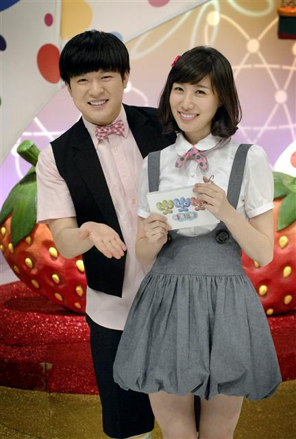 방송 30주년을 맞이하는 MBC ‘뽀뽀뽀 아이조아’에서 뽀미언니로 활동 중인 나경은 아나운서와 보조 출연자인 슈퍼주니어 신동의 모습.  MBC 제공