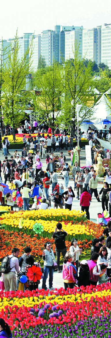 지난 15일 경기 고양시 장항동에서 열린 고양꽃박람회를 찾은 관람객들이 형형색색의 꽃을 구경하고 있다. 이종원 선임기자 jongwon@seoul.co.kr