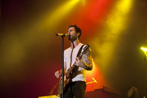 콘서트에서 열창 중인 ‘마룬파이브’의 보컬 애덤 리바인.