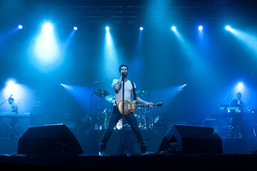 화려한 조명 속에서 멋진 공연을 펼치고 있는 ‘마룬파이브’