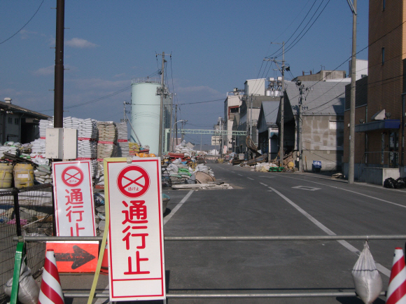 동일본 대지진이 발생한 지 두 달이 지났지만 미야기현 시오가마시 항구에는 쓰나미에 무너지고 휩쓸린 잔해들이 그대로 방치된 채 사람의 손길을 기다리고 있다. 시오가마시 이종락특파원 jrlee@seoul.co.kr