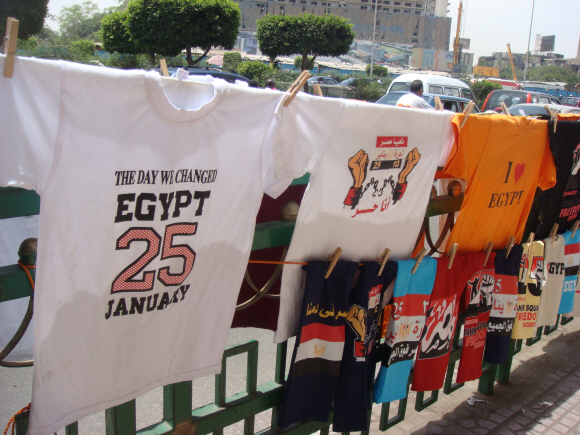 노점상에서 판매 중인 이집트 혁명을 상징하는 티셔츠. 혁명이 시작된 날인 1월25일을 알리는 티셔츠가 걸려 있다.
