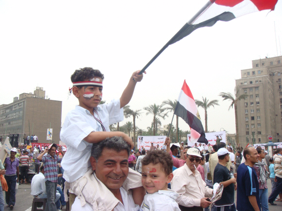 3개월 전 피플파워의 상징이었던 이집트 카이로의 타흐리르 광장은 이제 혼돈 속에서 ‘새로운 이집트’를 염원하고 있다. 지난 27일 아버지와 함께 집회에 참석한 이집트 소년이 여린 손으로 국기를 휘날리고 있다.