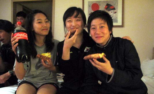 여자럭비대표팀의 송소연(왼쪽부터), 조은지 기자, 안나영이 지난 27일 인천 라마다송도호텔에서 합숙훈련 중 야식으로 피자를 먹으며 활짝 웃고 있다. 