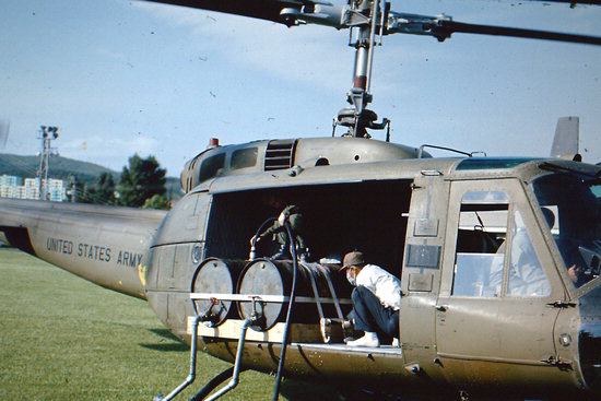 1968년 당시 캠프페이지에 주둔하던 미국 항공 6소대원들이 고엽제와 제초제가 든 드럼통을 헬리콥터에 옮겨싣고 있다. 강원도민일보 제공