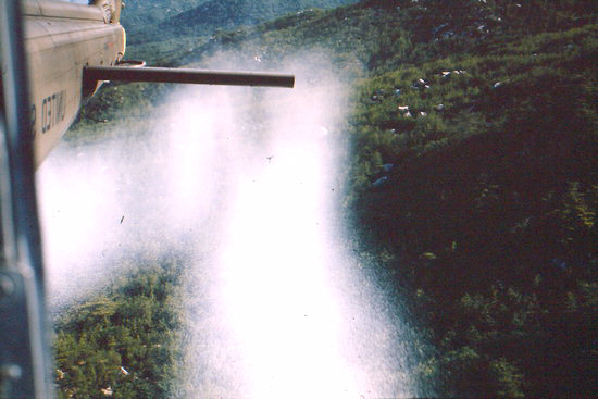 헬리콥터의 파이프를 통해 이 물질을 춘천 북쪽 비무장지대(DMZ) 부근에서 살포하는 장면.  강원도민일보 제공