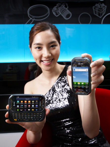 팬택 홍보 모델이 1일 미국 이동통신사 AT&T를 통해 오는 5일(현지시간) 미국에 출시하는 첫 안드로이드 스마트폰 ‘크로스오버’를 선보이고 있다. 팬택 제공