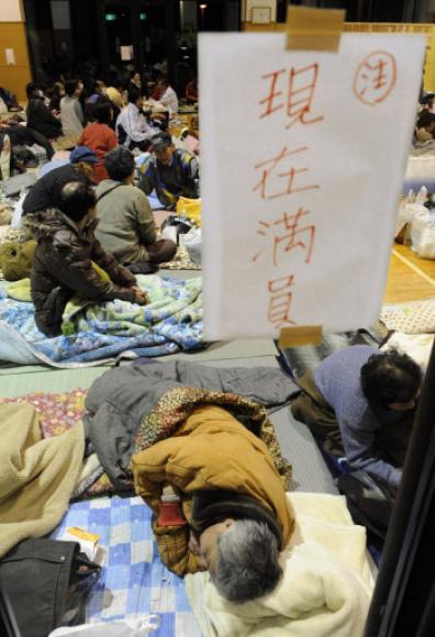 일본 후쿠시마현 원전 폭발 사고 당시 카와마타마치 체육관에 마련된 만원 상태의 대피소. 연합뉴스