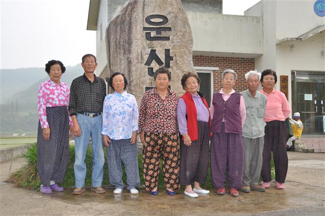 3일 경북 군위군 산성면 운산리 마을회관 앞에 선 노인들. 인정이 밴 표정인데 왠지 근심이 엿보인다.