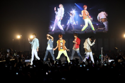 반짝반짝 ‘샤이니’<br> 10일(현지시간) 파리 제니트 공연장에서 열린 SM 타운 라이브 공연에서 샤이니가 공연을 하고 있다.<br>연합뉴스