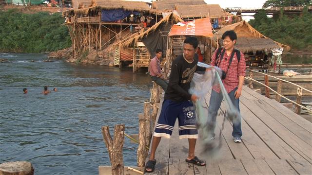 메콩강가에서 고기를 잡는 캄보디아인. 캄보디아 사람들에게 메콩강은 모든 것을 내주는 강이다. EBS 제공 