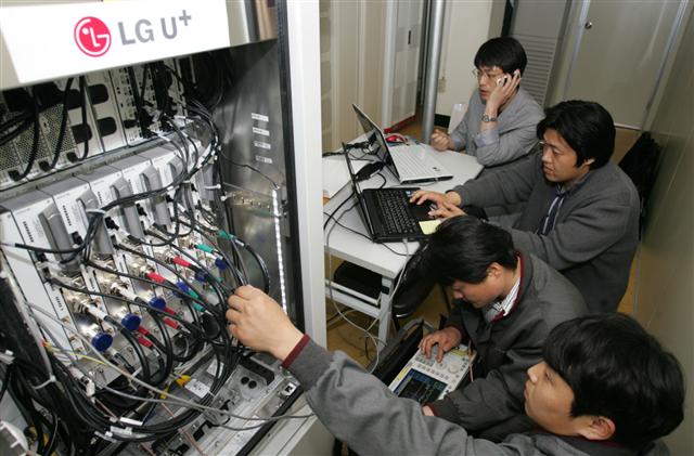 LG유플러스 엔지니어들이 14일 서울 종로기지국에서 다음 달 상용화에 앞서 LTE 상용 장비를 구축하며 망 테스트를 진행하고 있다. LG유플러스 제공