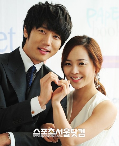 다음달 23일 결혼하는 기태영(왼쪽)-유진 커플<br>배정한 기자