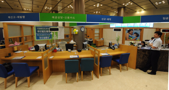 27일 SC제일은행 노조가 무기한 총파업에 돌입한 가운데 서울 종로구 공평동에 위치한 본점 영업장 직원들의 자리가 대부분 비어 썰렁하다. 안주영기자 jya@seoul.co.kr 