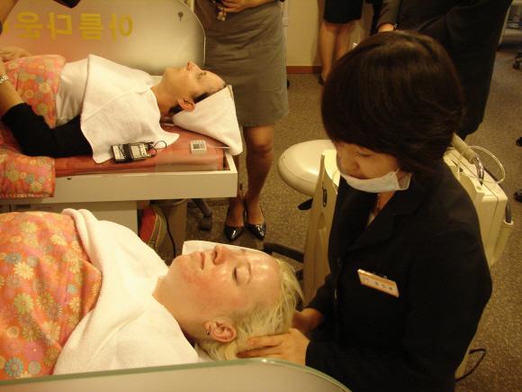 한국을 찾은 외국인 여성들이 서울의 한 피부과에서 치료를 받고 있다. 서울신문 포토라이브러리