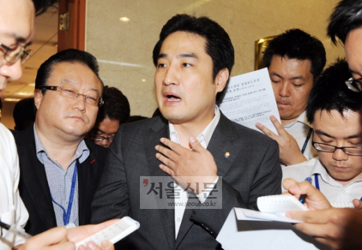 강용석 의원이 지난 7월 국회에서 성희롱 파문과 관련해 해명한 뒤 기자들의 질문을 받고 있는 모습. 서울신문 포토라이브러리