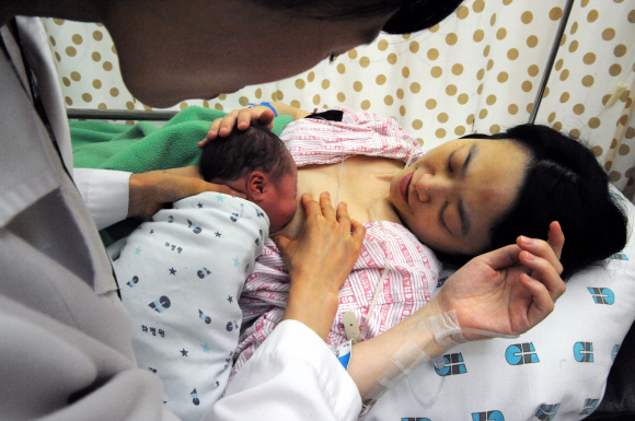산모가 갓 태어난 아이를 위해 초유를 먹이고 있다. 이종원 선임기자 jongwon@seoul.co.kr