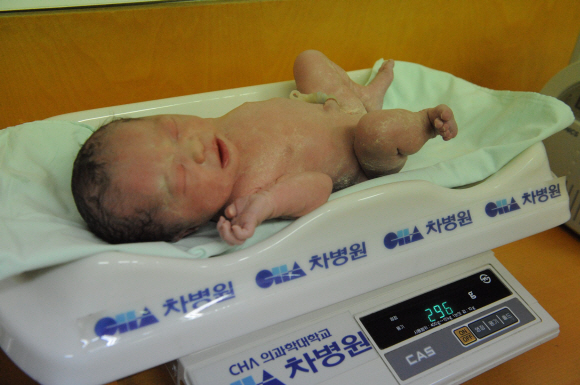 이제 막 세상의 빛을 보기 시작한 아기의 건강을 점검하기 위해 체중을 재고 있다. 이종원 선임기자 jongwon@seoul.co.kr