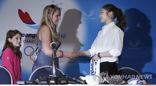 창동계올림픽유치위원회 홍보대사인 피겨스타 김연아가 2일 오후 남아공 더반 리버사이드호텔에서 타마라 제이콥스를 만나 인사를 하고 있다. 제이콥스는 평창이 2010년 동계올림픽 유치에 도전하는 과정에서 IOC에 공약한 ‘드림 프로그램’에 참가했으며 13세이던 2005년 서울과 강원도에서 피겨 스케이팅 교육을 받았다.맨 왼쪽은 제이콥스의 동생으로 남아공 피겨스케이팅 대표인 첼시 제이콥스. 연합뉴스