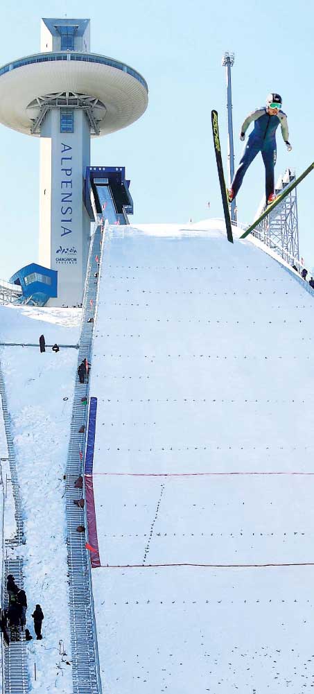 2018년 동계올림픽이 열릴 강원 평창의 알펜시아 스키 점프대. 스키 타는 모습을 합성했다. 서울신문 포토라이브러리