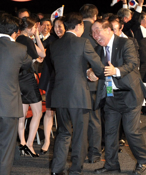 김연아와 평창 2018동계올림픽유치위원회 관계자 등이 6일 오후(현지시간) 남아공 더반 국제컨벤션센터에서 열린 국제올림픽위원회(IOC) 총회에서 평창 유치가 발표되자 환호하고 있다. 연합뉴스