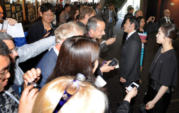 김연아와 토비도슨이 6일 오후(현지시간) 남아공 더반 국제컨벤션센터에서 열린 국제올림픽위원회(IOC) 총회에서 2018 동계올림픽 평창 유치가 확정된 뒤 취재진의 질문에 답하고 있다. 연합뉴스