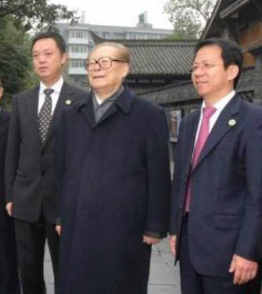 지난해 12월 쓰촨성을 시찰한 장쩌민 전 중국 국가주석(가운데). 꼿꼿이 서 있는 등 비교적 건강한 모습이다.  중국신문사 홈페이지