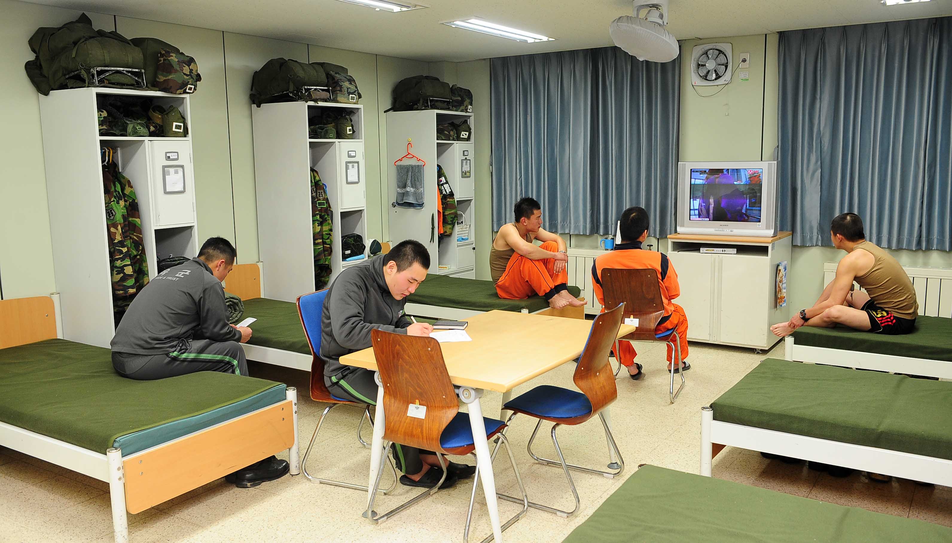 경기 연천군에 있는 한 육군부대의 일반전초(GOP) 내무반에서 훈련을 끝낸 병사들이 여가 생활을 즐기고 있다. 연천 손형준기자 boltagoo@seoul.co.kr