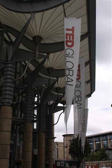 에든버러 국제콘퍼런스센터에 테드 개막을 알리는 깃발이 나부끼고 있다.